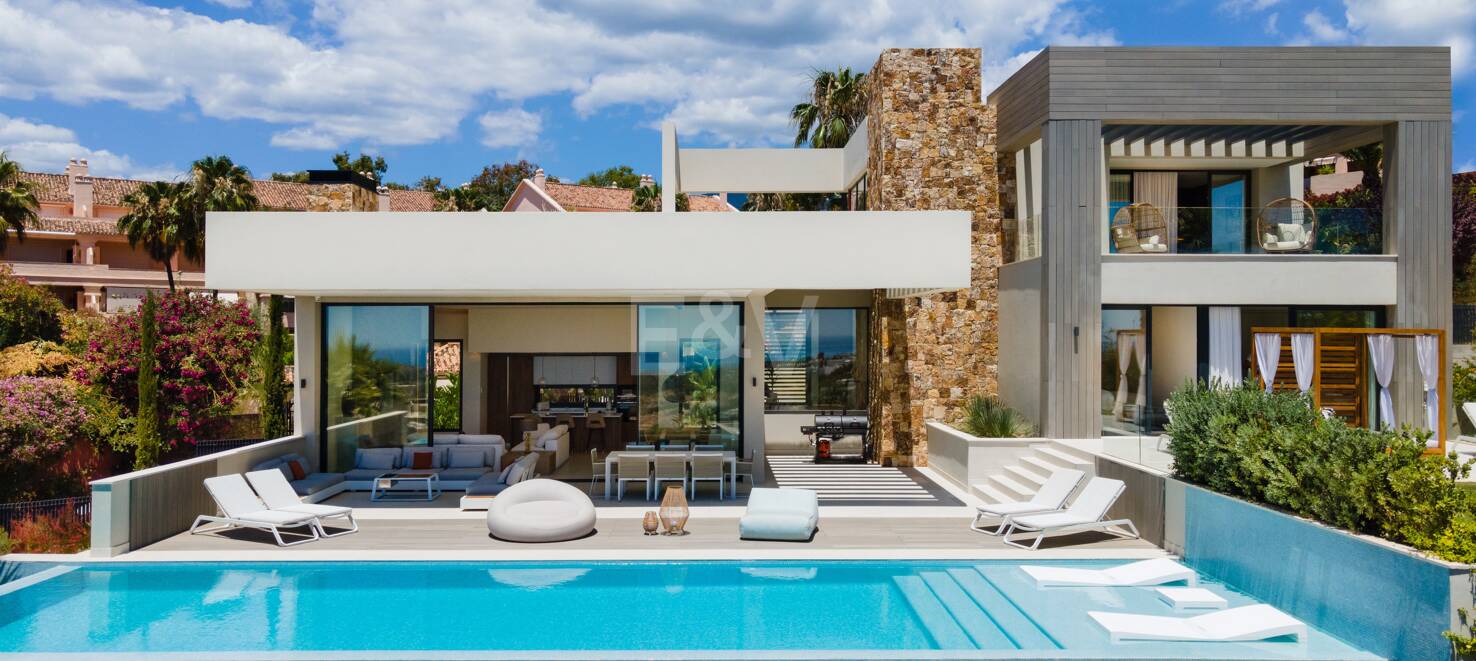 Zeitgenössische Villa in Nueva Andalucia mit Meer- und Bergblick