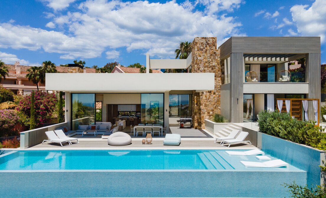 Zeitgenössische Villa in Nueva Andalucia mit Meer- und Bergblick