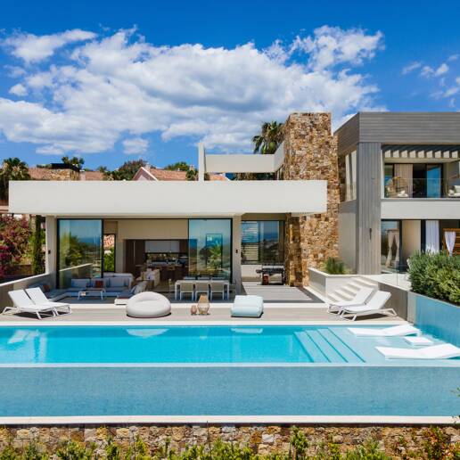 Zeitgenössische Villa in Nueva Andalucia mit Meer- und Bergblick
