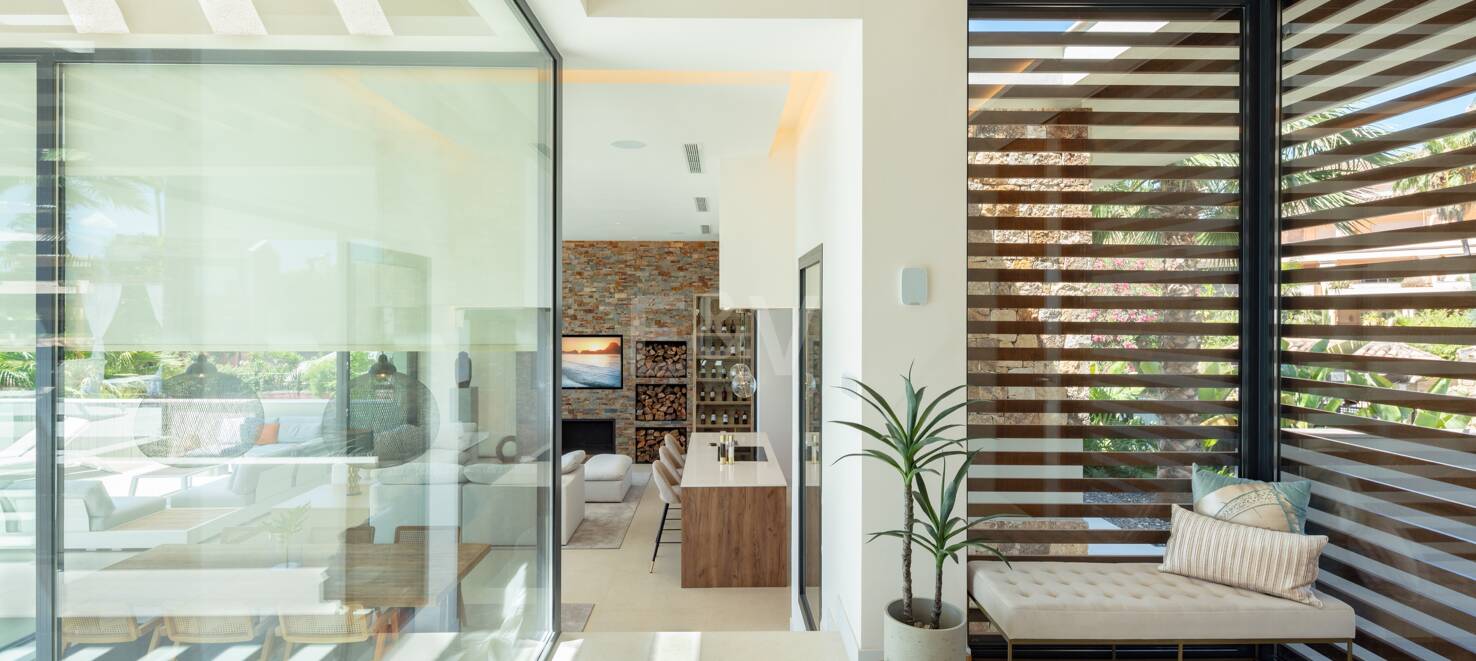 Zeitgenössische Villa in Nueva Andalucia mit Meer- und Bergblick