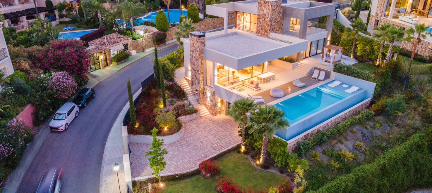 Zeitgenössische Villa in Nueva Andalucia mit Meer- und Bergblick