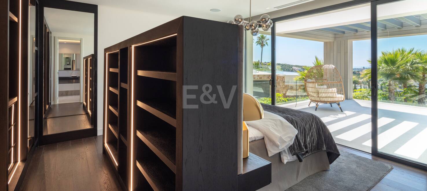 Zeitgenössische Villa in Nueva Andalucia mit Meer- und Bergblick