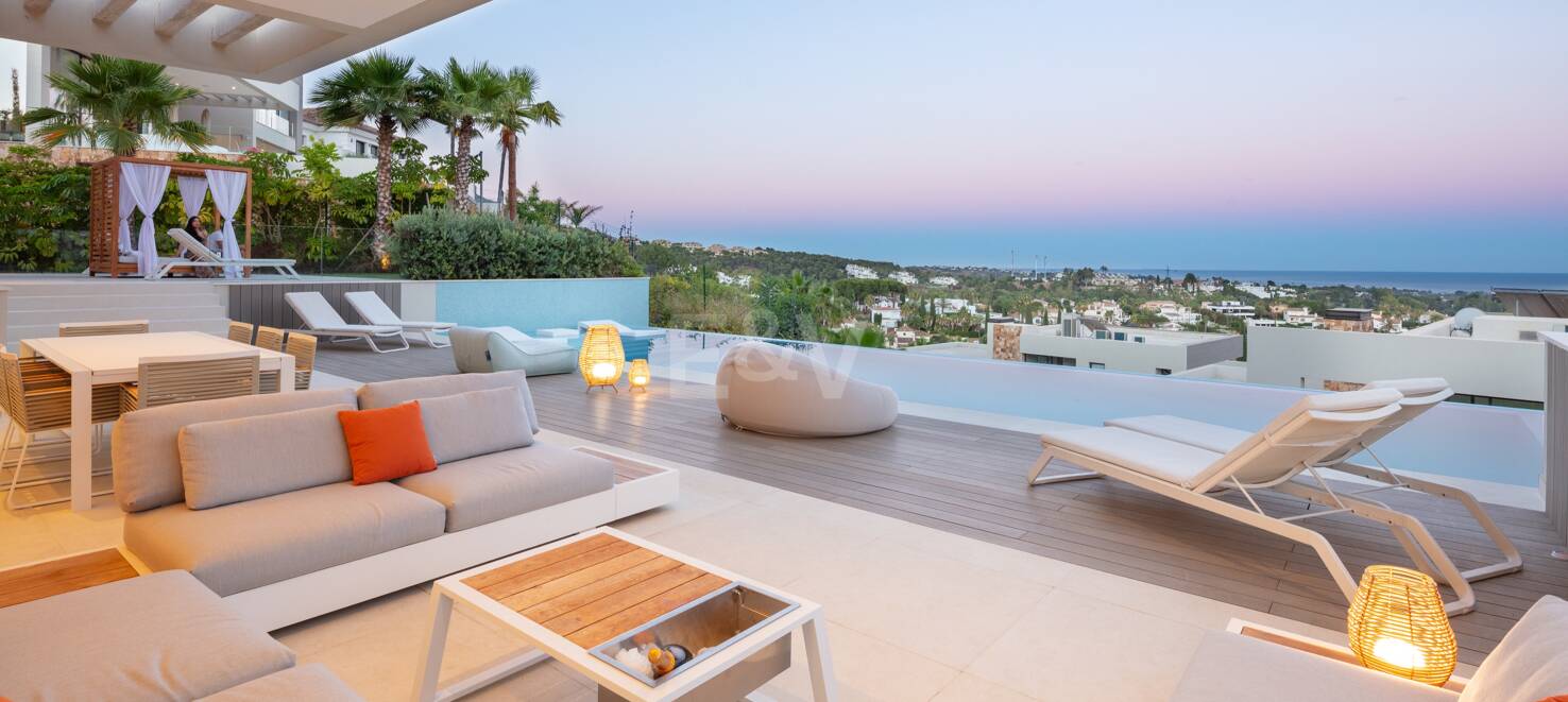 Zeitgenössische Villa in Nueva Andalucia mit Meer- und Bergblick