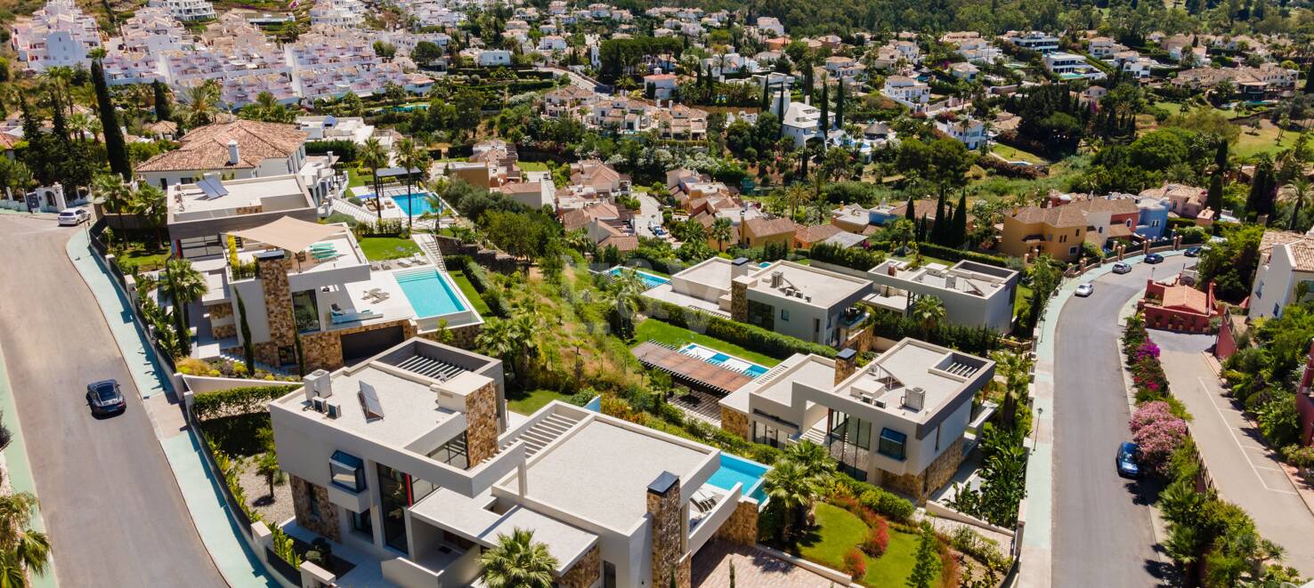 Zeitgenössische Villa in Nueva Andalucia mit Meer- und Bergblick