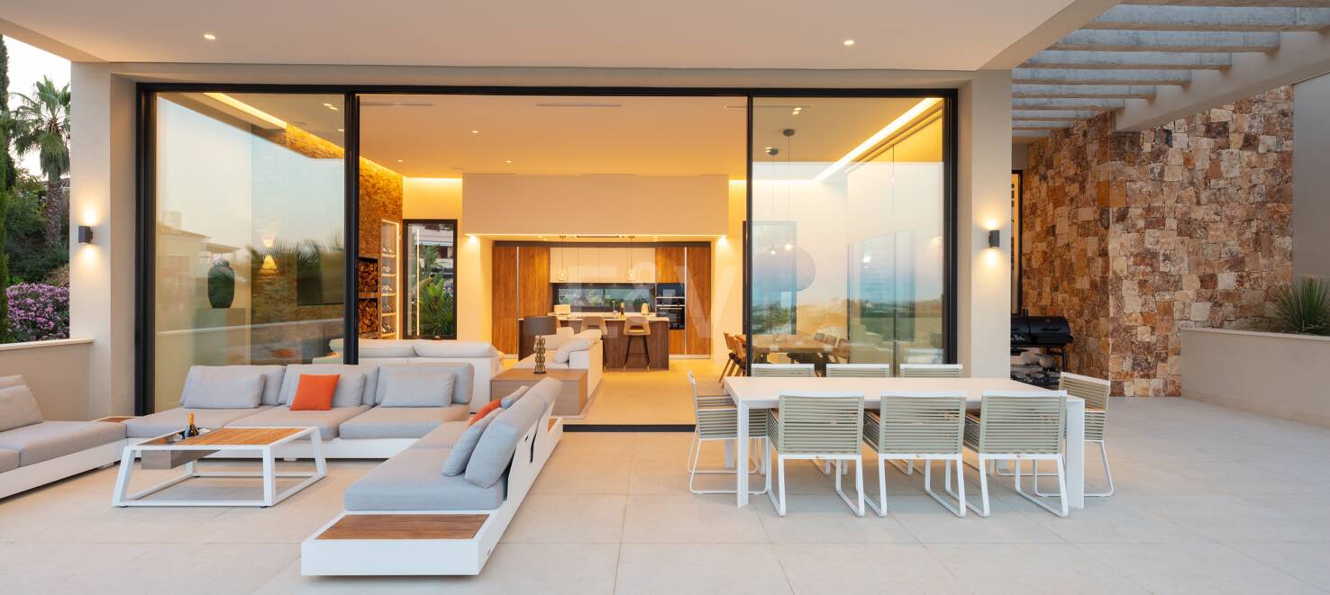 Zeitgenössische Villa in Nueva Andalucia mit Meer- und Bergblick