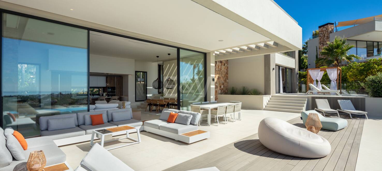 Zeitgenössische Villa in Nueva Andalucia mit Meer- und Bergblick