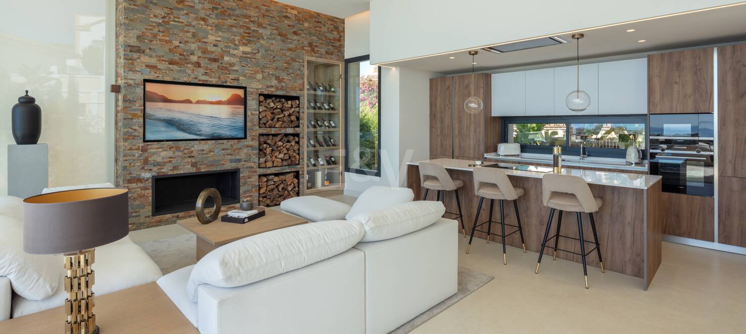 Zeitgenössische Villa in Nueva Andalucia mit Meer- und Bergblick