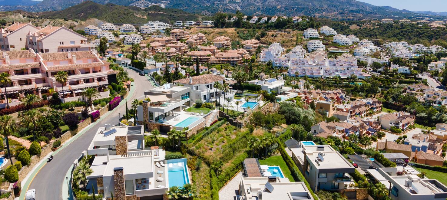 Zeitgenössische Villa in Nueva Andalucia mit Meer- und Bergblick