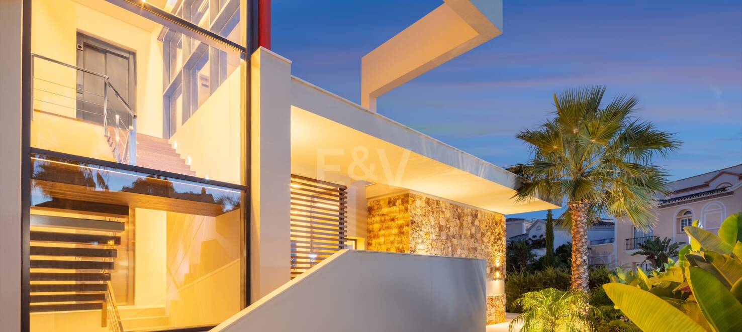 Zeitgenössische Villa in Nueva Andalucia mit Meer- und Bergblick