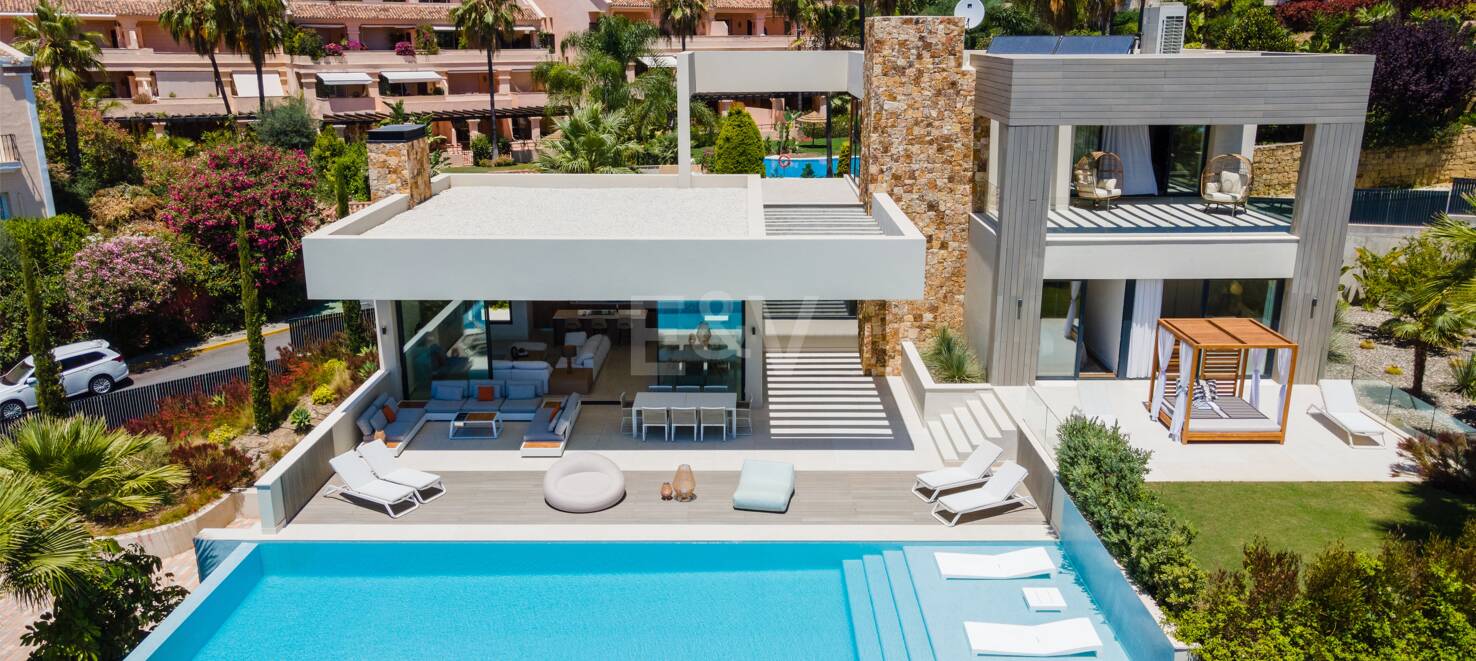Zeitgenössische Villa in Nueva Andalucia mit Meer- und Bergblick