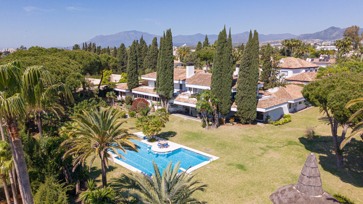 Elegante villa en Guadalmina junto a la playa con una gran parcela