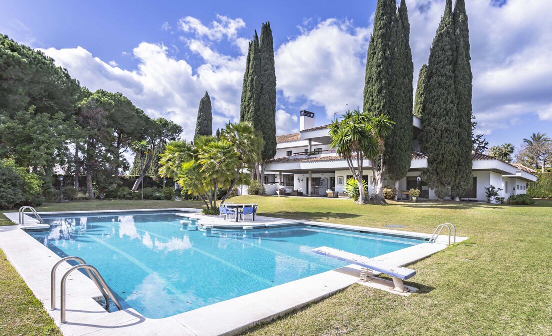 Elegante villa en Guadalmina junto a la playa con una gran parcela