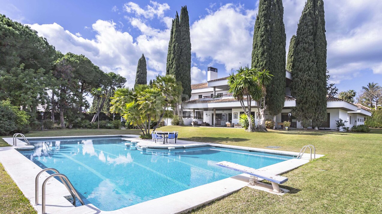 Elegante Villa am Strand von Guadalmina mit riesigem Grundstück