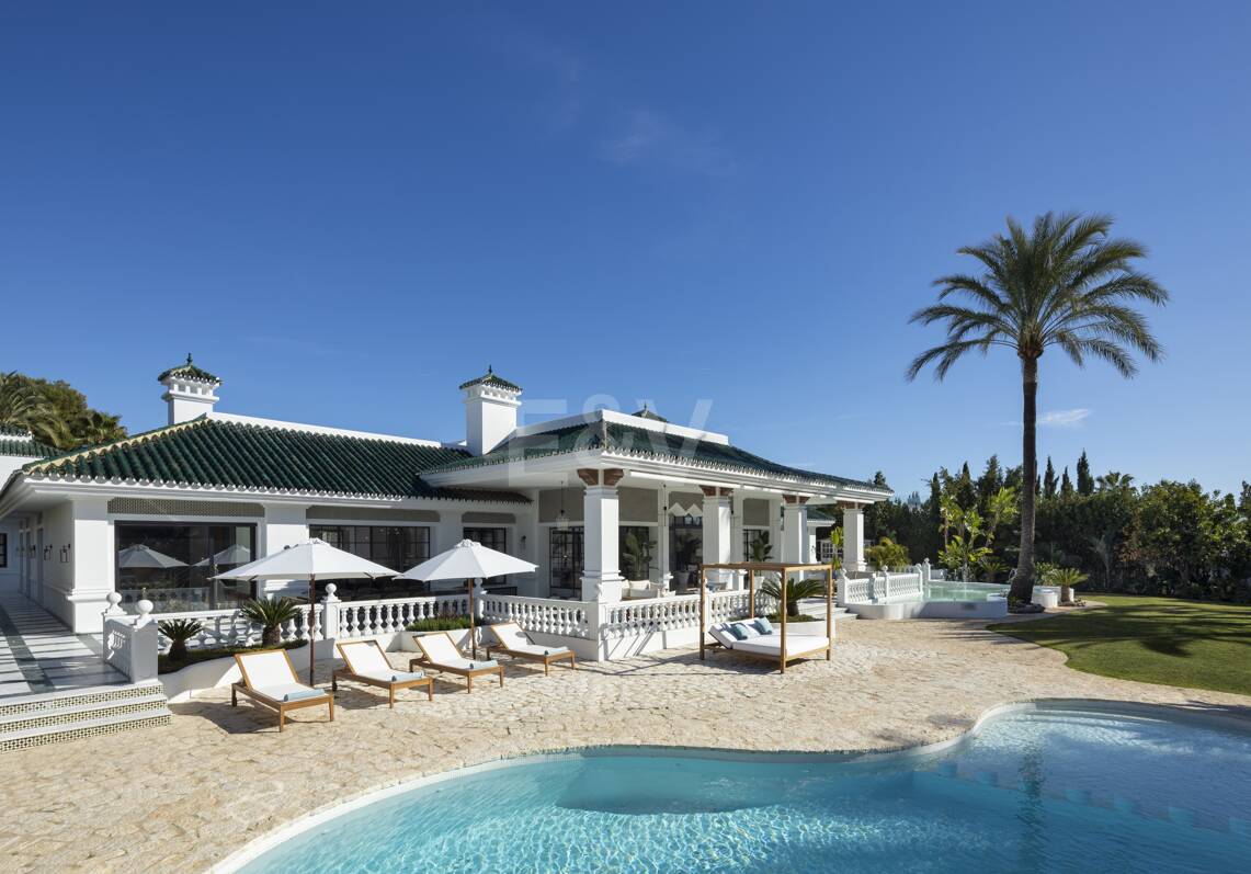 Lujosa villa en Aloha Golf con elegancia atemporal