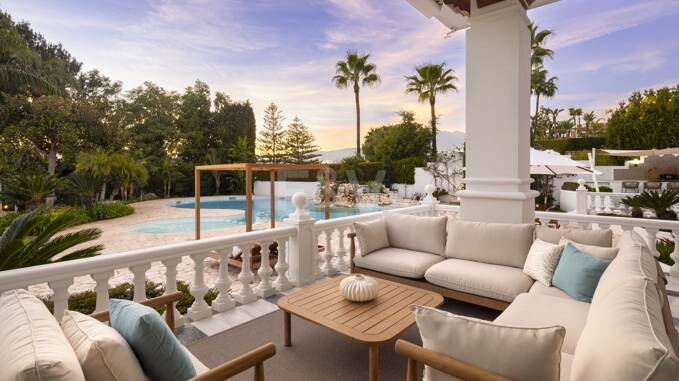 Lyxvilla i Aloha Golf Valley med tidlös elegans