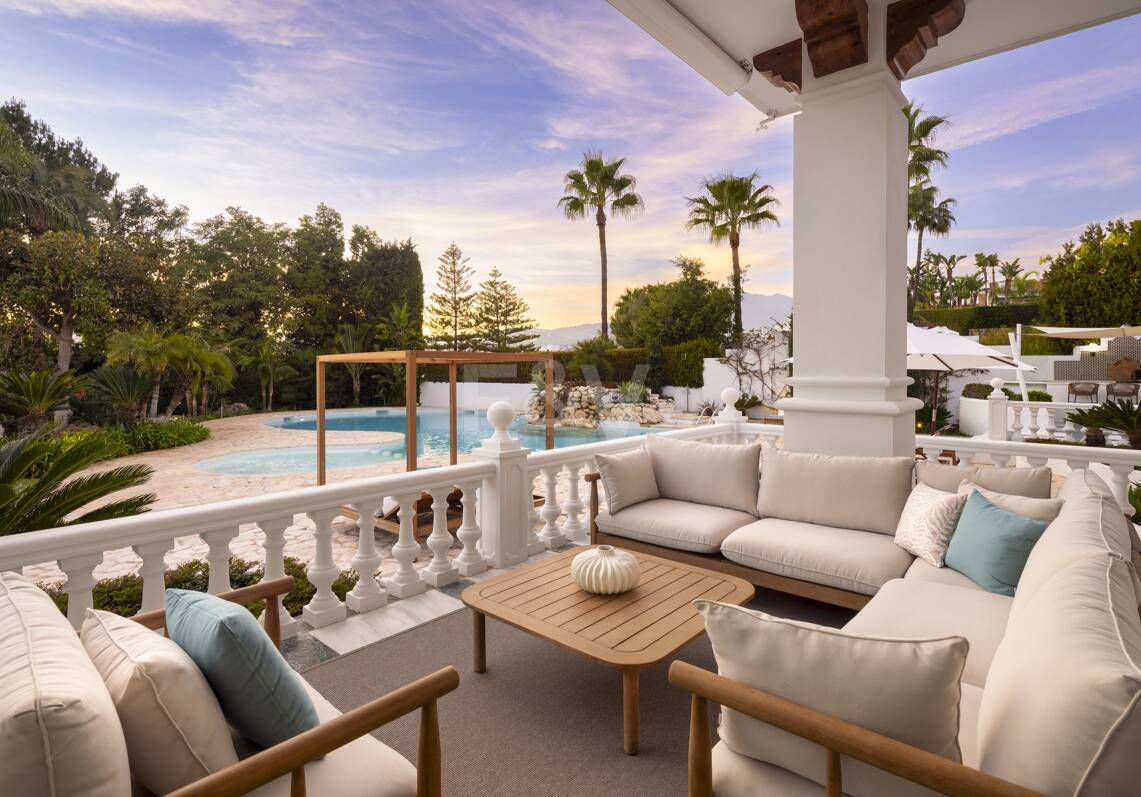 Lujosa villa en Aloha Golf con elegancia atemporal