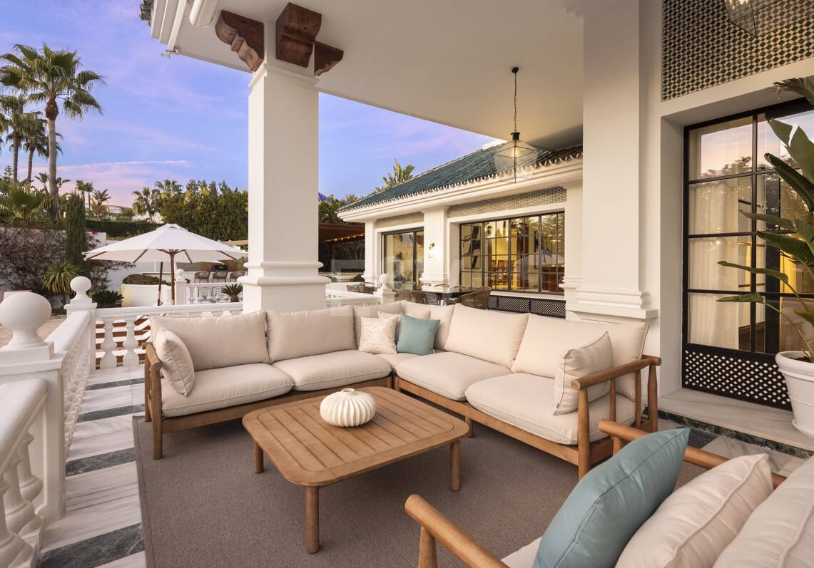 Lujosa villa en Aloha Golf con elegancia atemporal
