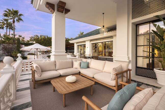 Lyxvilla i Aloha Golf Valley med tidlös elegans