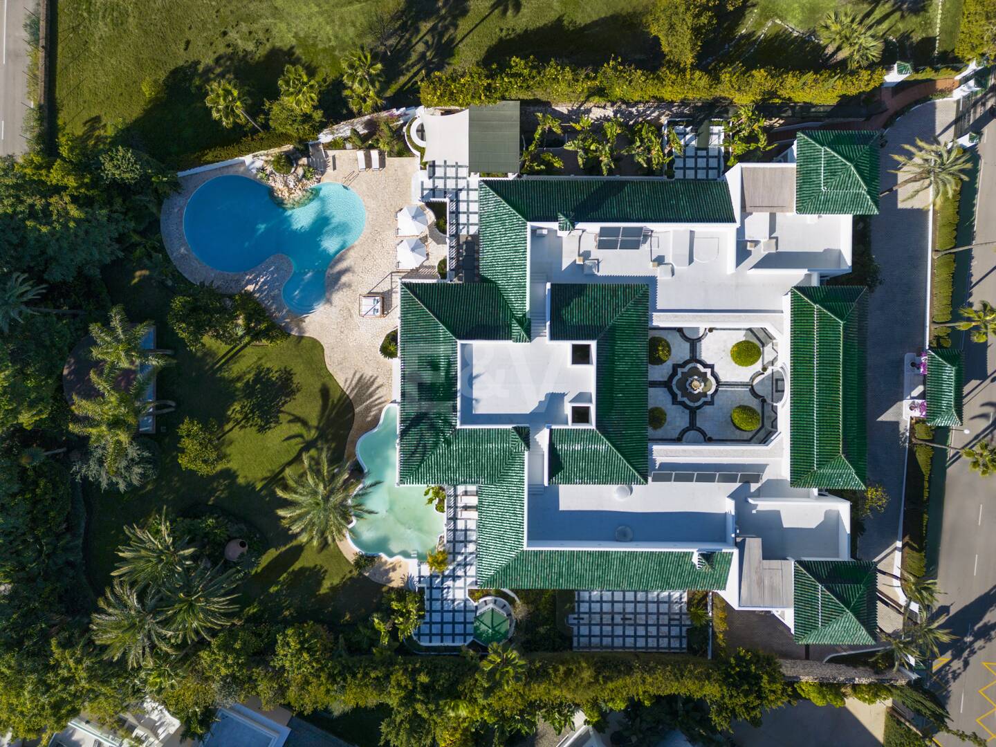 Villa de luxe à Aloha Golf Valley avec élégance intemporelle