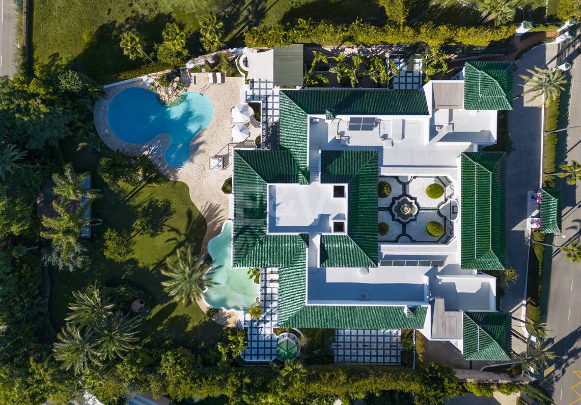 Lujosa villa en Aloha Golf con elegancia atemporal