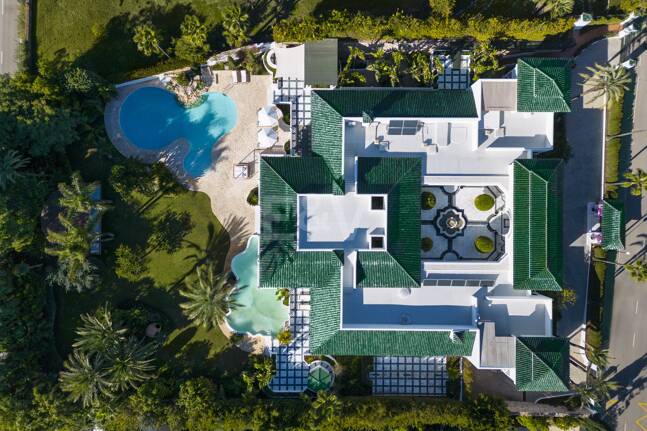 Lyxvilla i Aloha Golf Valley med tidlös elegans