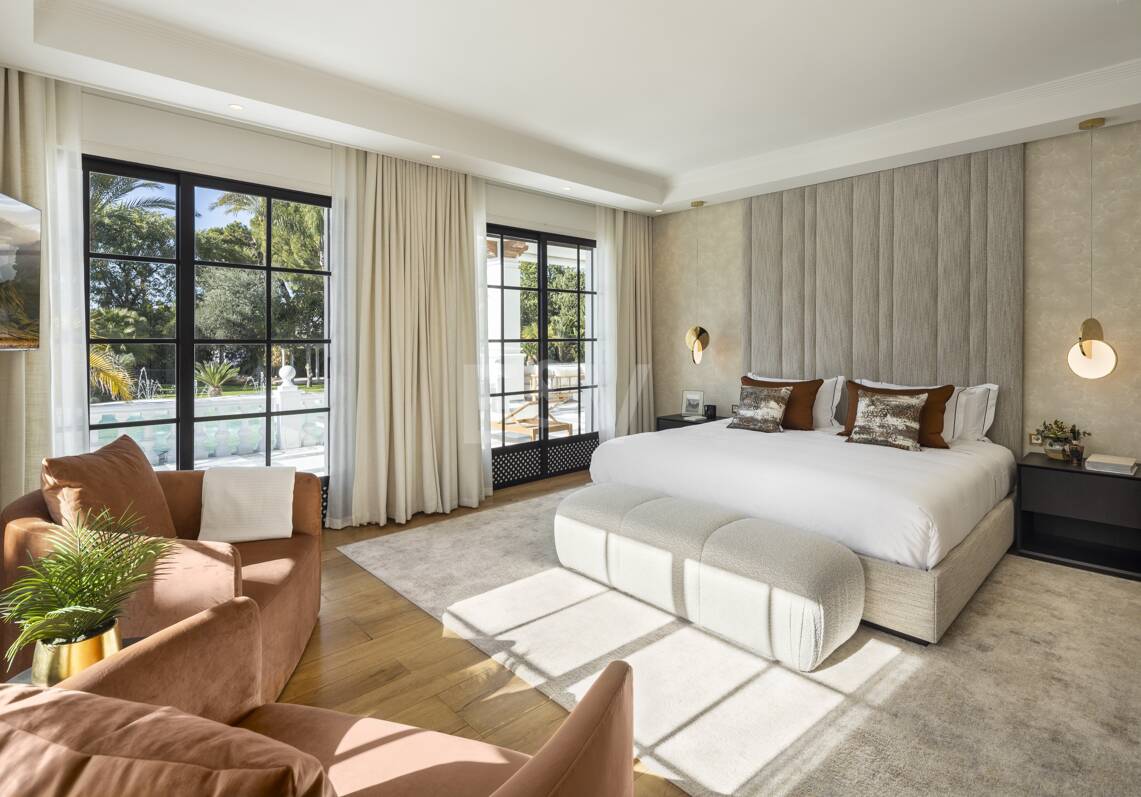 Lujosa villa en Aloha Golf con elegancia atemporal