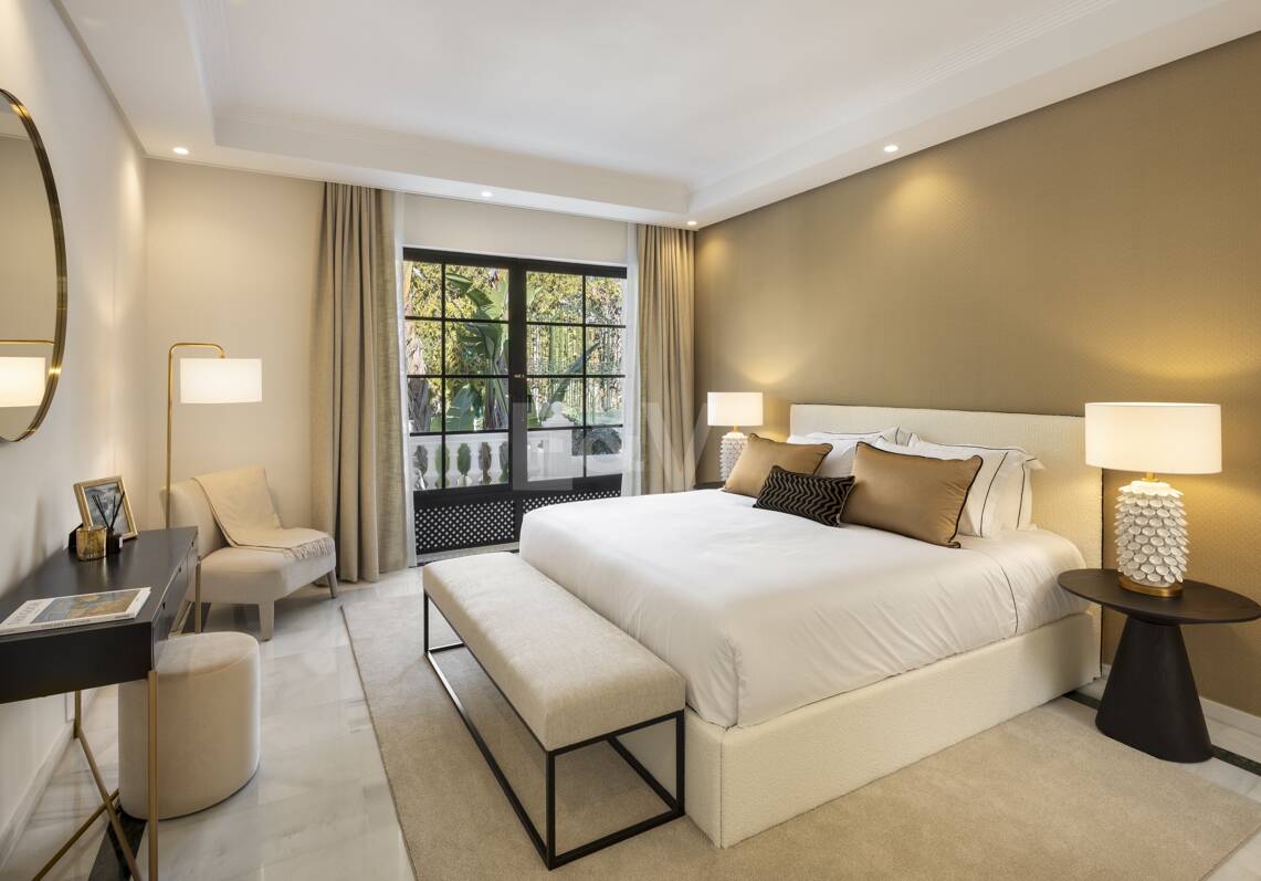 Lujosa villa en Aloha Golf con elegancia atemporal