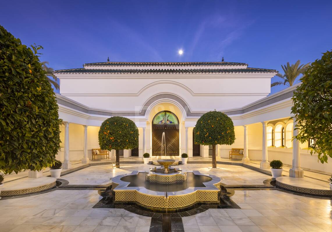Lujosa villa en Aloha Golf con elegancia atemporal