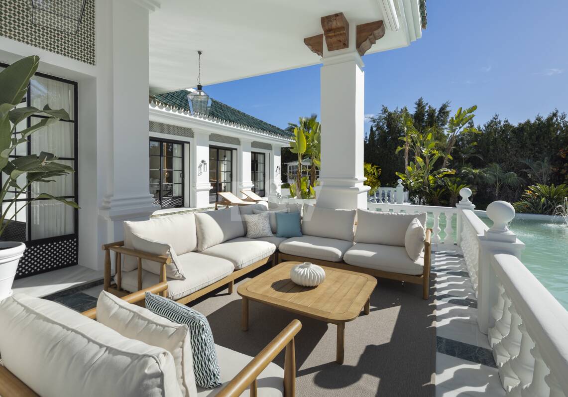 Lujosa villa en Aloha Golf con elegancia atemporal