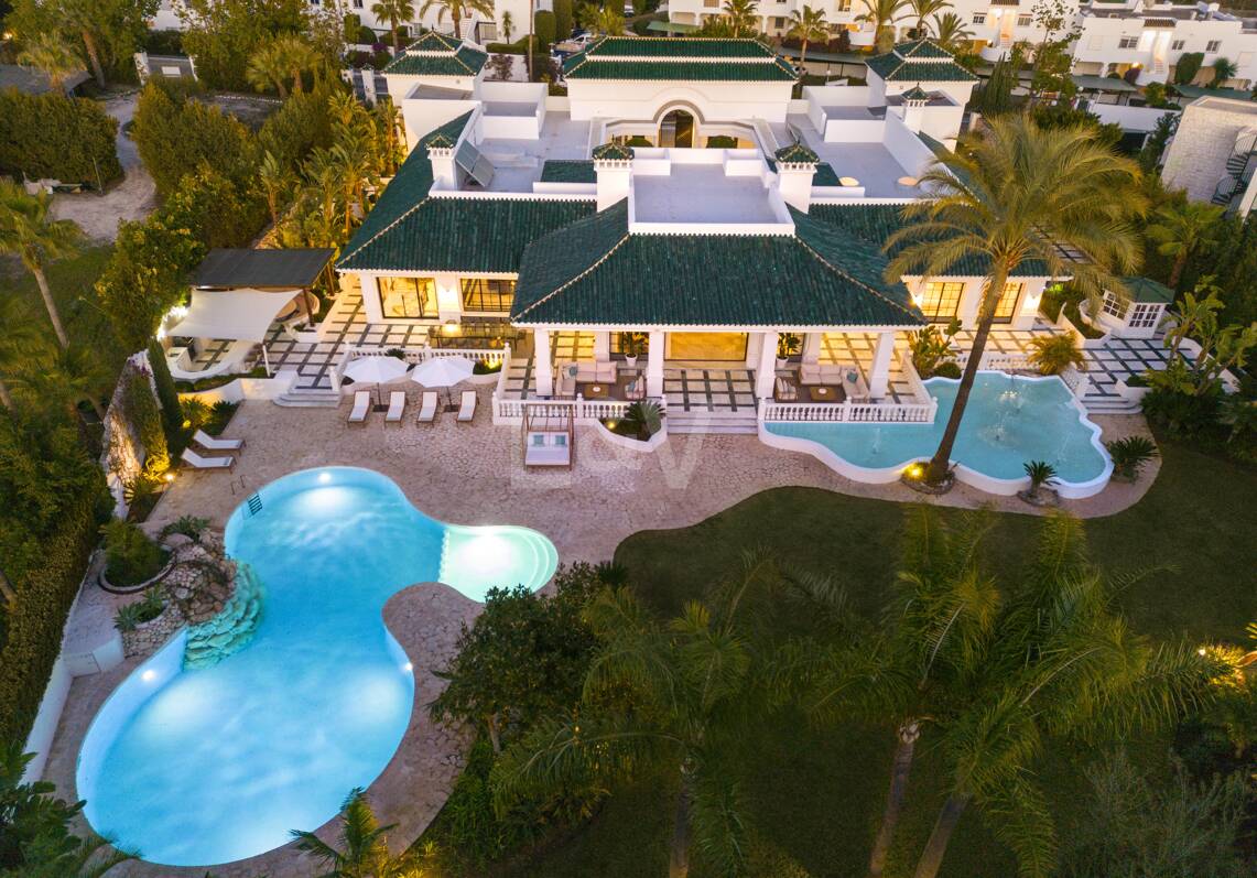 Lujosa villa en Aloha Golf con elegancia atemporal