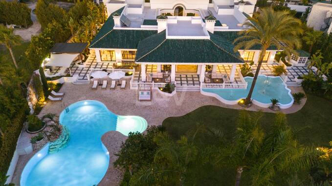 Lyxvilla i Aloha Golf Valley med tidlös elegans