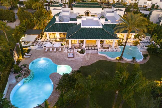 Lyxvilla i Aloha Golf Valley med tidlös elegans