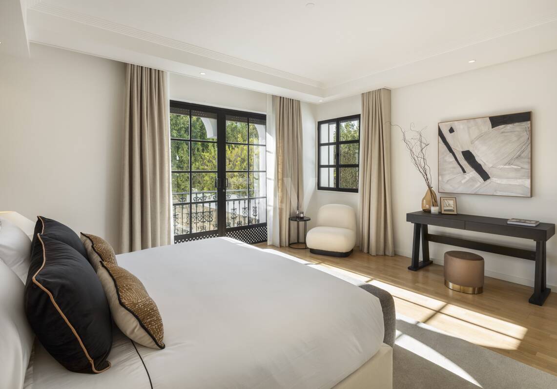 Lujosa villa en Aloha Golf con elegancia atemporal