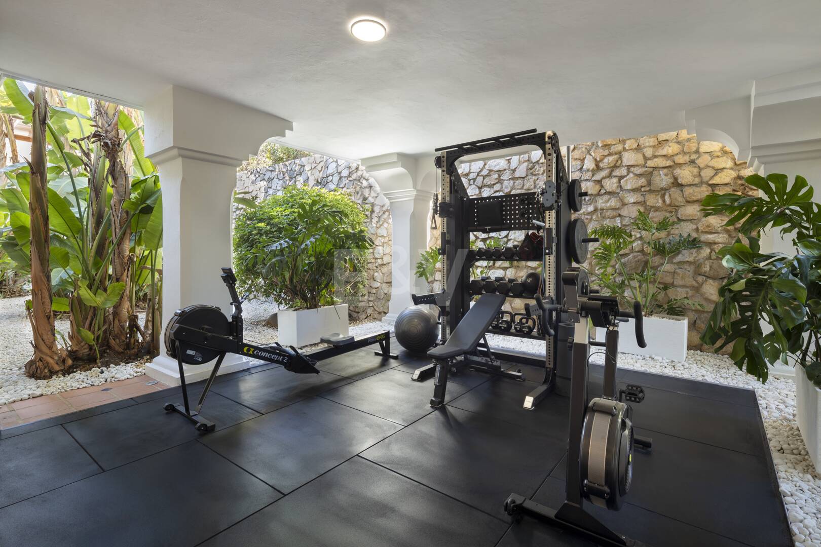 Lyxvilla i Aloha Golf Valley med tidlös elegans