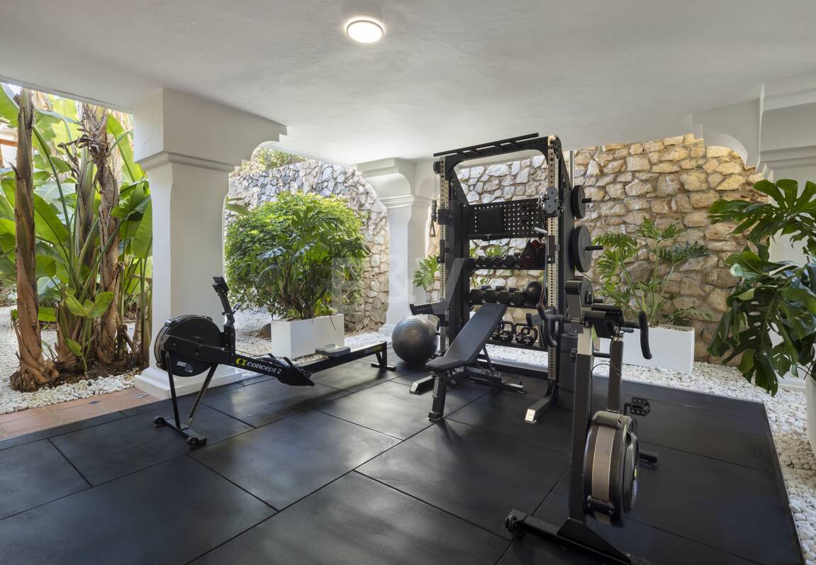 Lyxvilla i Aloha Golf Valley med tidlös elegans