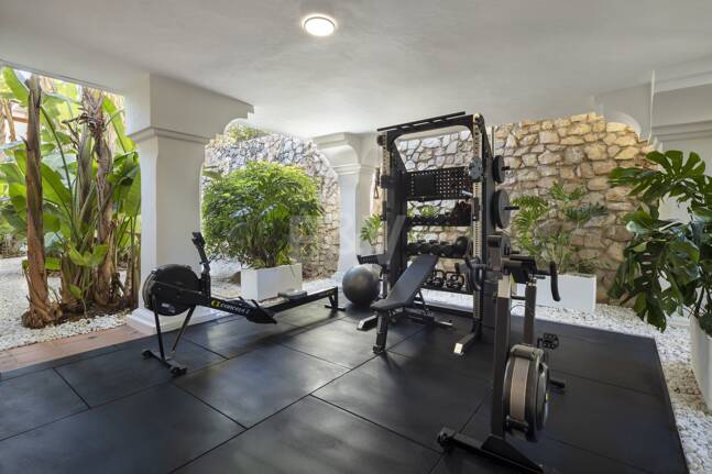 Lyxvilla i Aloha Golf Valley med tidlös elegans