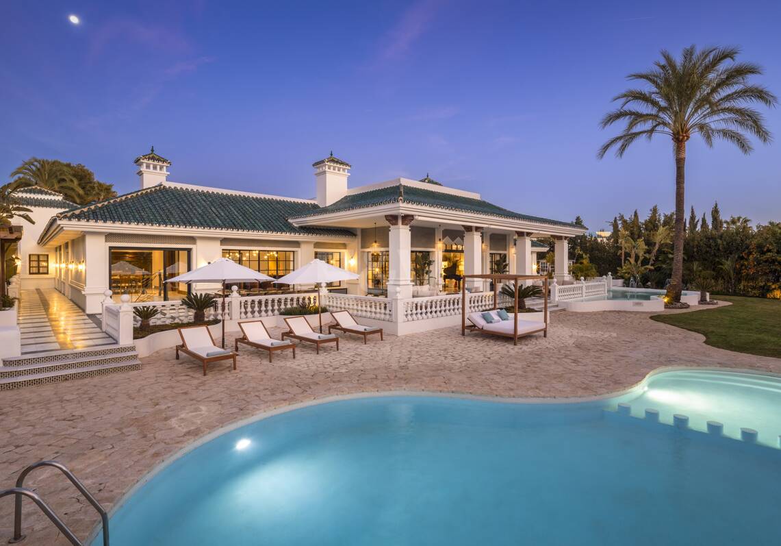 Lujosa villa en Aloha Golf con elegancia atemporal