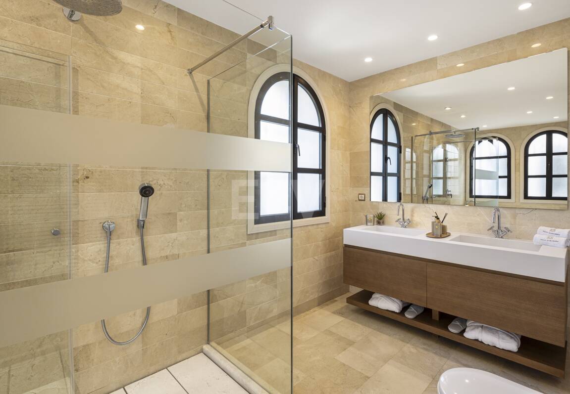 Lyxvilla i Aloha Golf Valley med tidlös elegans