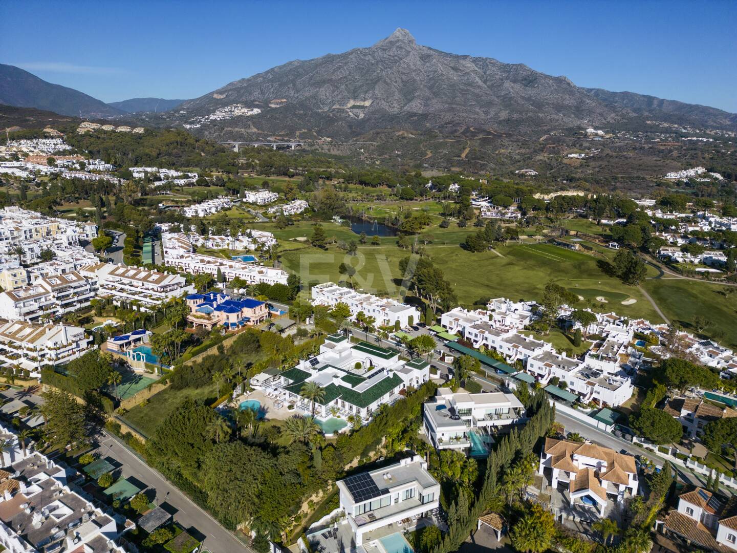 Villa de luxe à Aloha Golf Valley avec élégance intemporelle