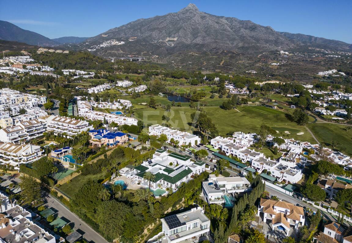 Lyxvilla i Aloha Golf Valley med tidlös elegans