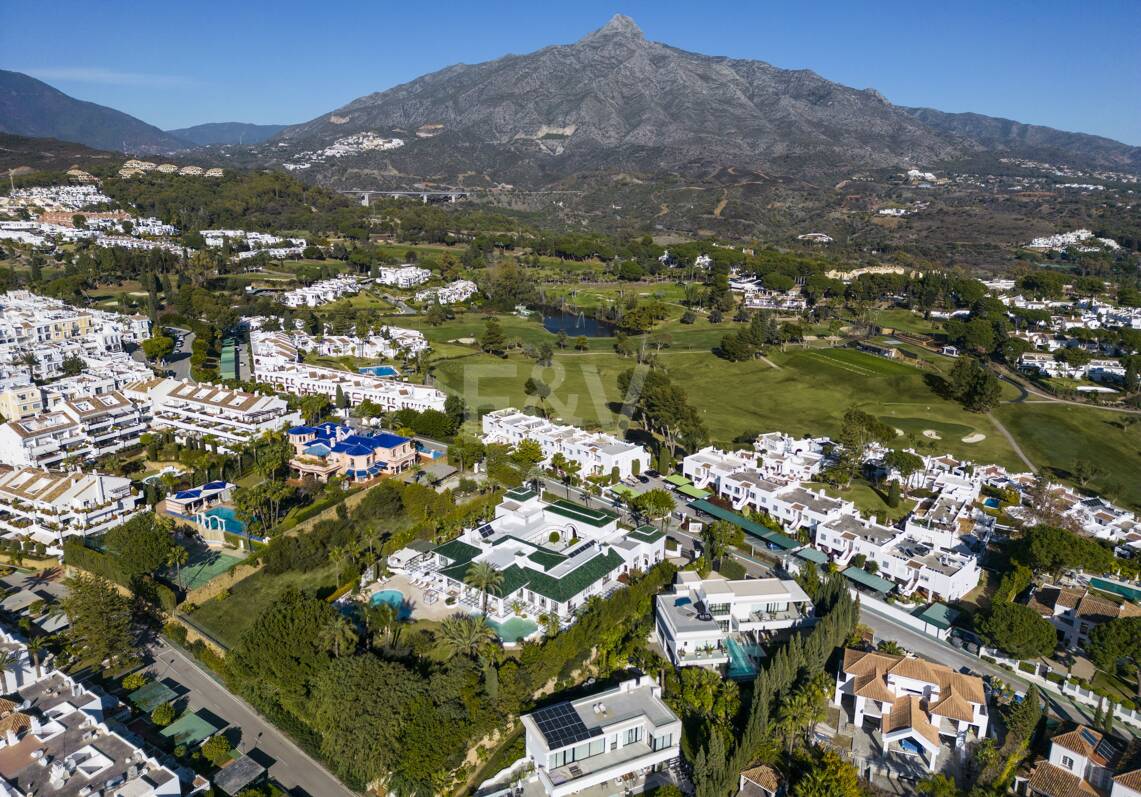 Lujosa villa en Aloha Golf con elegancia atemporal