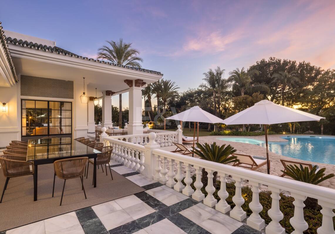 Lujosa villa en Aloha Golf con elegancia atemporal