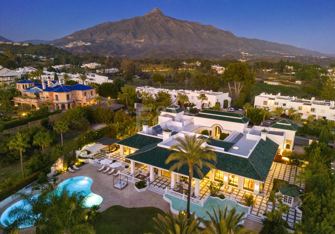 Lujosa villa en Aloha Golf con elegancia atemporal