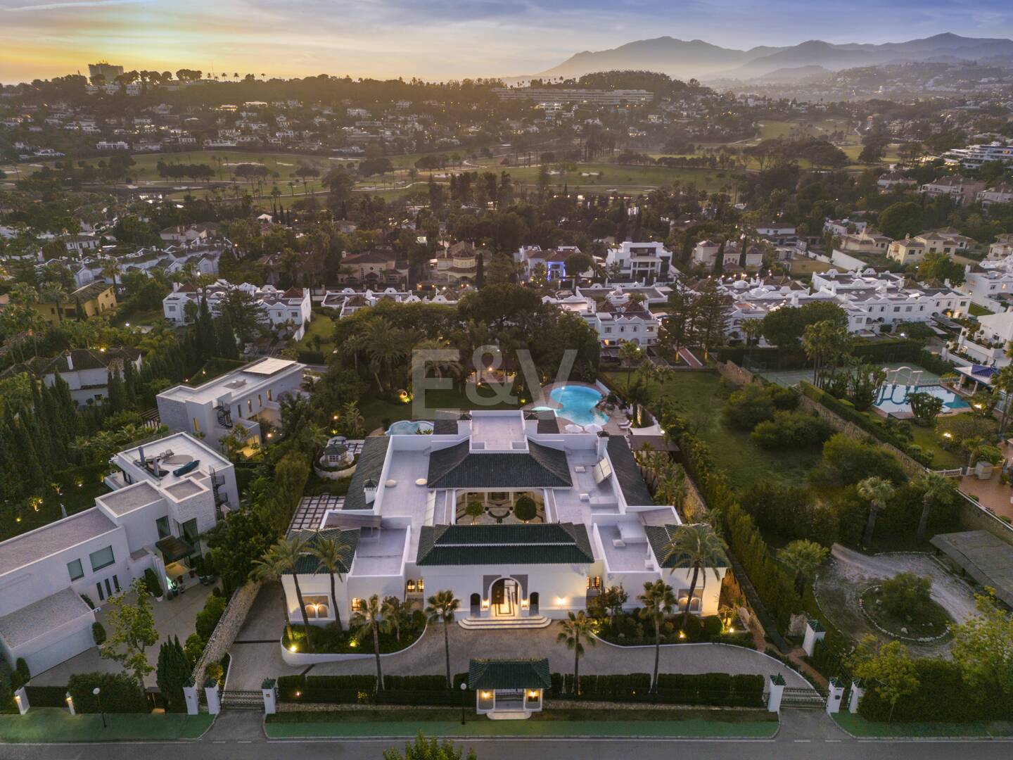 Lyxvilla i Aloha Golf Valley med tidlös elegans