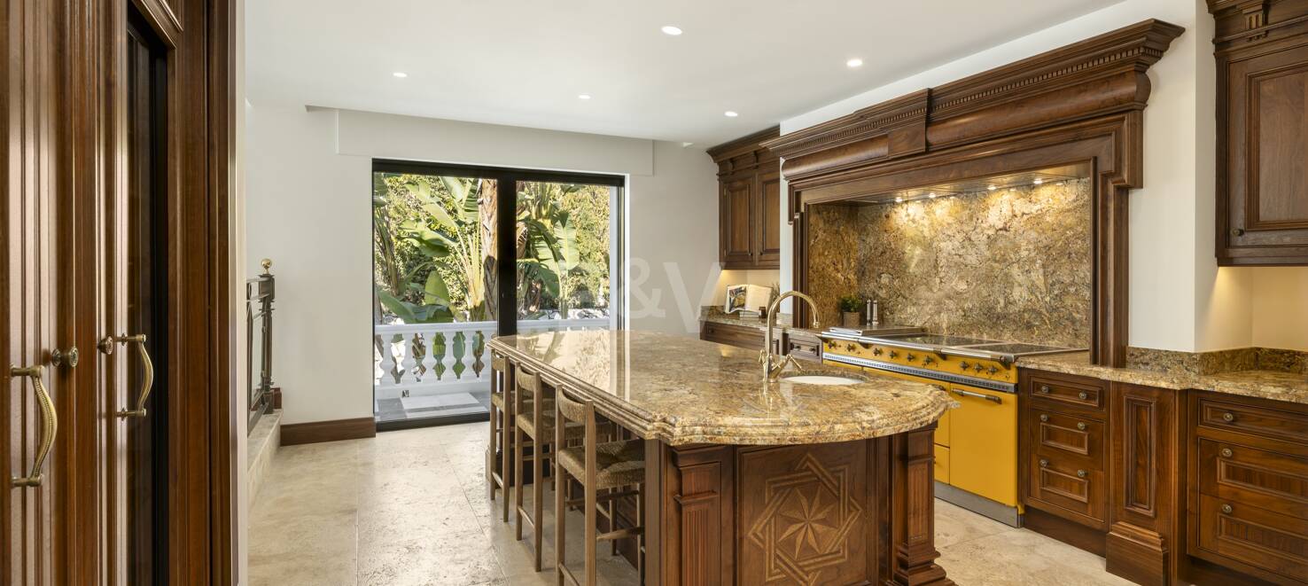 Luxury villa in Aloha Golf with timeless elegance