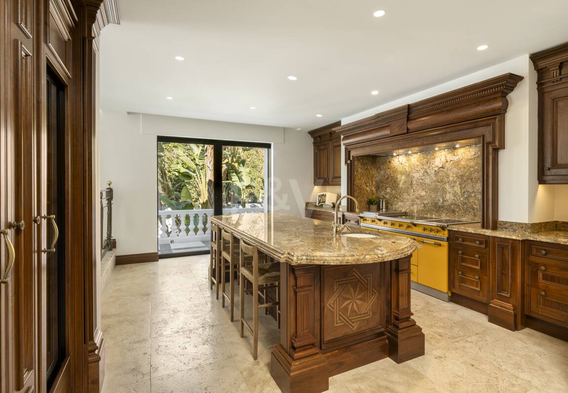 Lyxvilla i Aloha Golf Valley med tidlös elegans