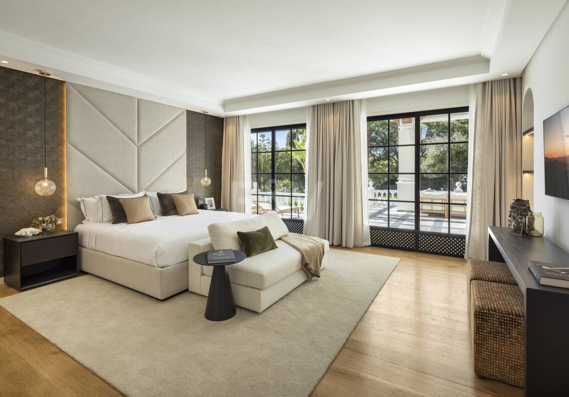 Lujosa villa en Aloha Golf con elegancia atemporal
