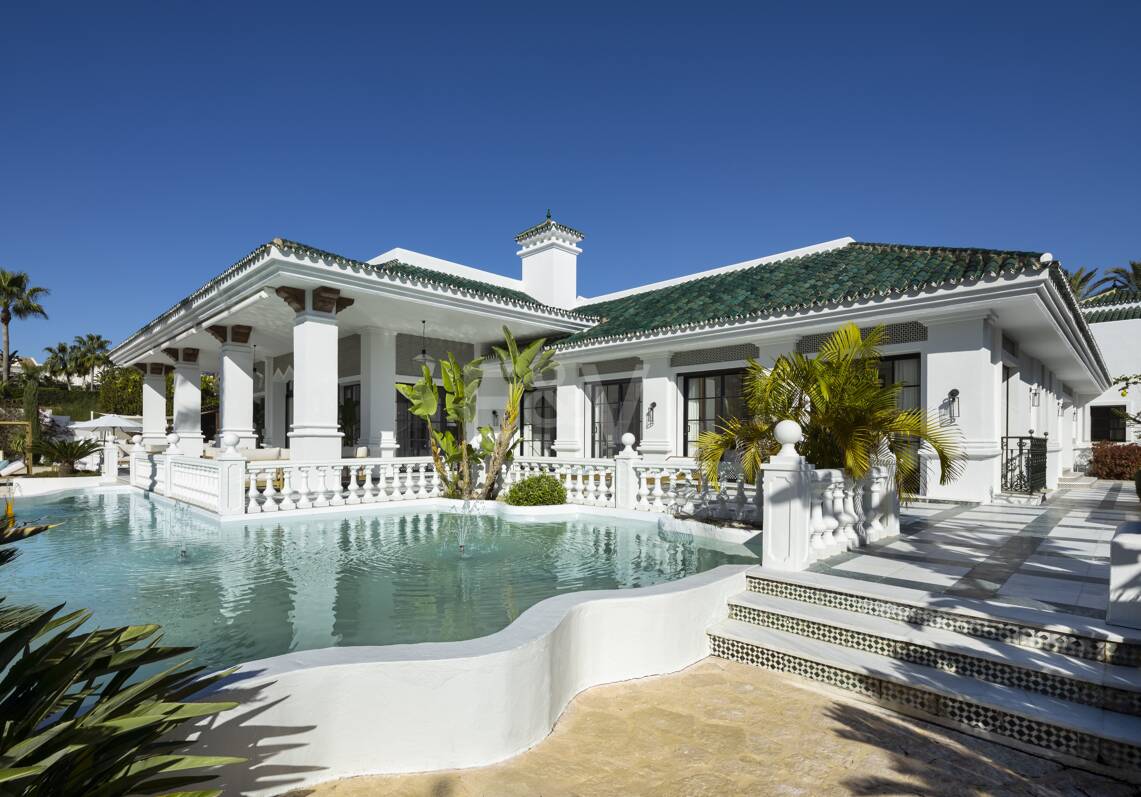 Lujosa villa en Aloha Golf con elegancia atemporal