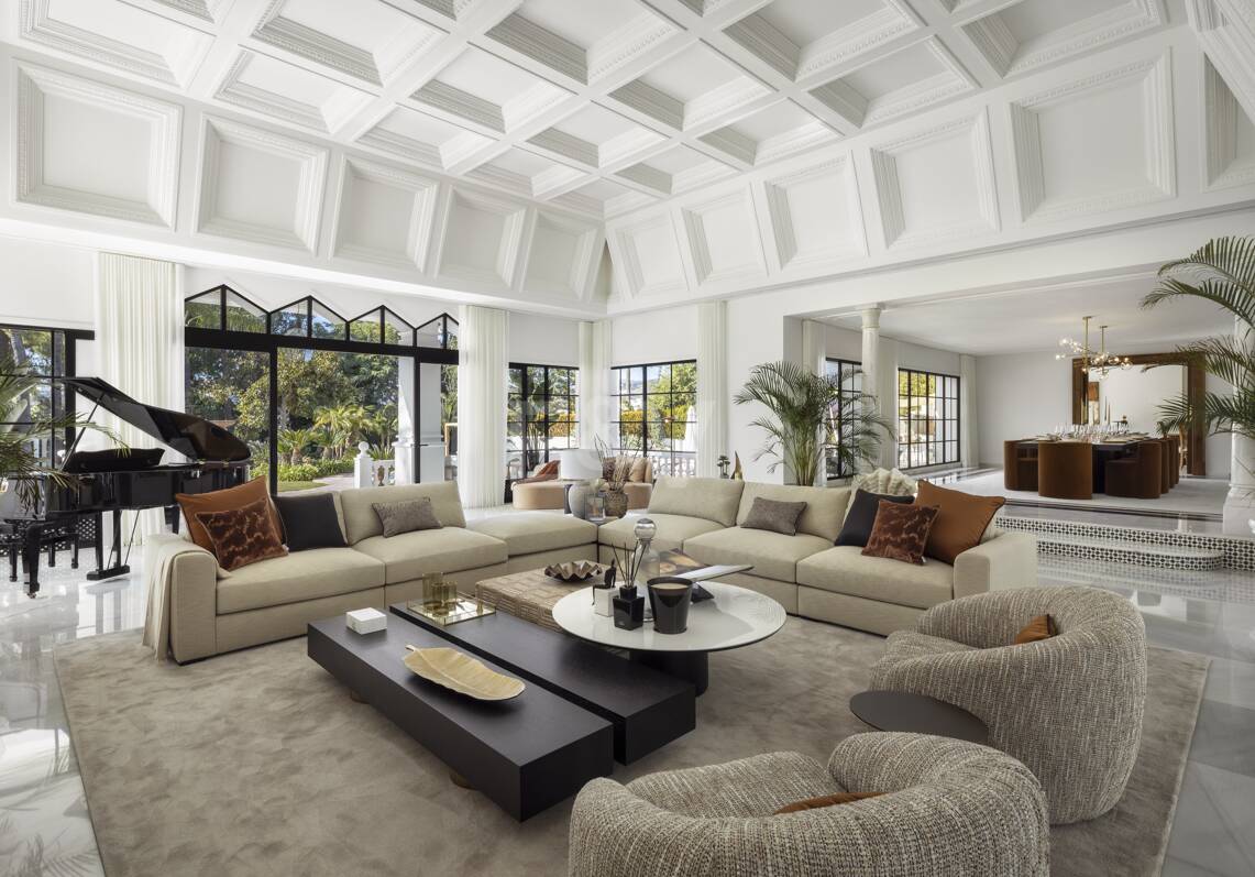 Lujosa villa en Aloha Golf con elegancia atemporal