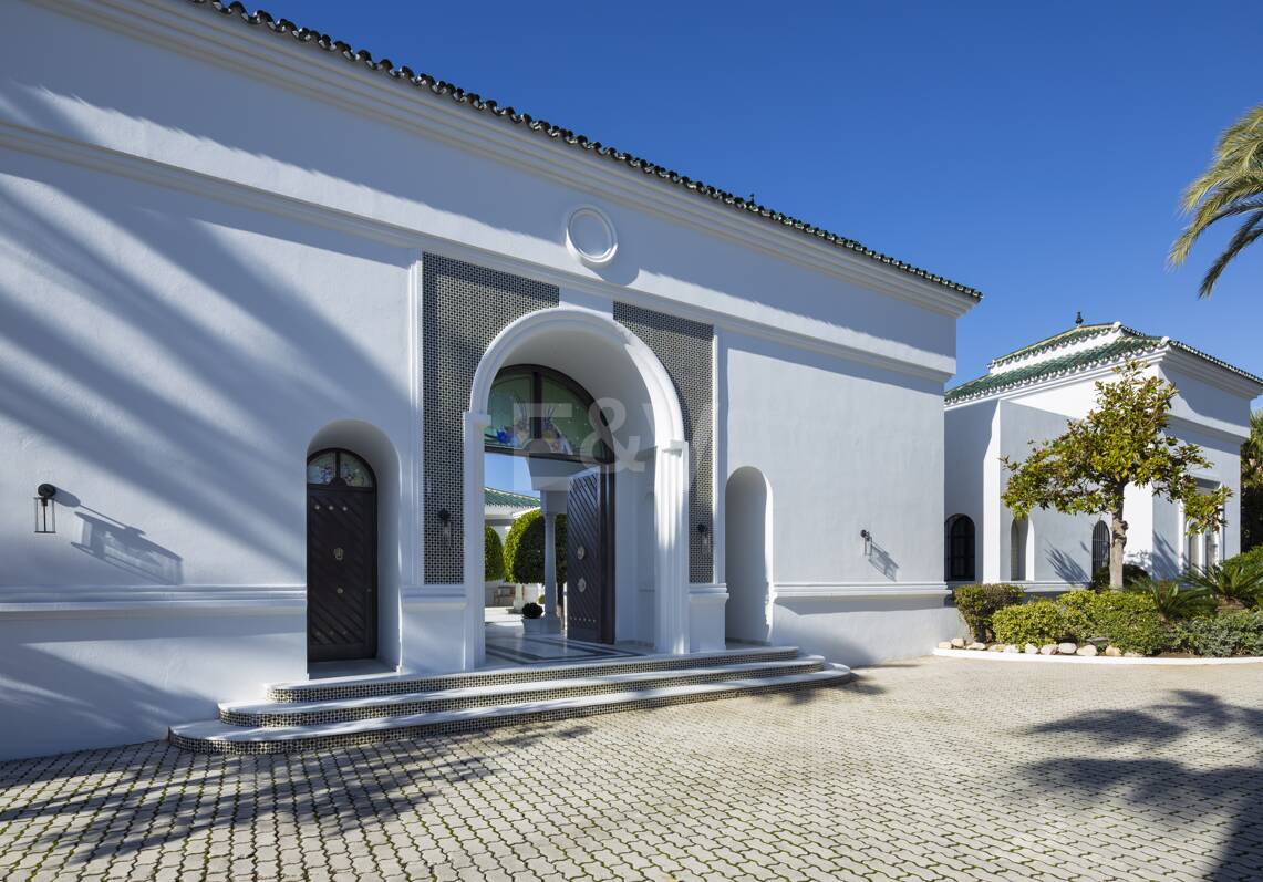 Lujosa villa en Aloha Golf con elegancia atemporal